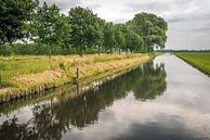 Gerade holländische Kanal an einem windstillen Tag von Ruud Morijn Miniaturansicht
