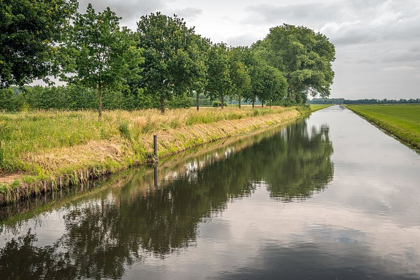 Gerade holländische Kanal an einem windstillen Tag von Ruud Morijn