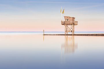 Poste d'observation sur le lac de Grevelingen au coucher du soleil