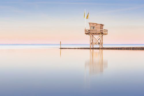 Poste d'observation sur le lac de Grevelingen au coucher du soleil