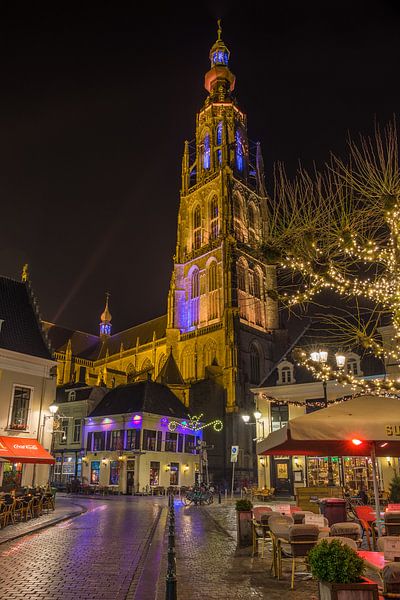 Breda in de avond (vanuit de vismarktstraat) van Alex Riemslag