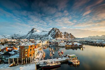 Hafenstadt Svolvaer auf den Lofoten Inseln in Norwegen im Winter mit Schnee bei Sonnenaufgang