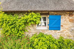 Fenster eines alten Reetdachhauses auf der Ile-aux-Moines, Bretagne