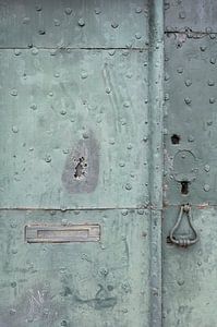 Patina van de tijd - oude metalen deur met stadsgeschiedenis