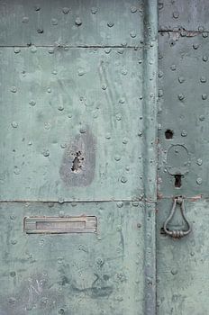 Patina der Zeit – Alte Metalltür mit urbaner Geschichte