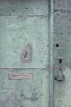 Patina der Zeit – Alte Metalltür mit urbaner Geschichte von Rolf Schnepp