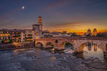 Verona, Ponte Scaligero, Italië van Dennis Donders
