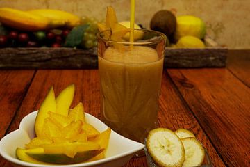 Mango-Bananen-Sternfrucht-Smoothie