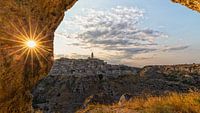 Matera, die schöne Stadt mit Höhlenwohnungen im Sonnenuntergang und Wolken von Mariel Sloots Miniaturansicht