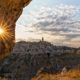 Matera, de mooie stad met grotwoningen in zonsondergang en wolken van Mariel Sloots
