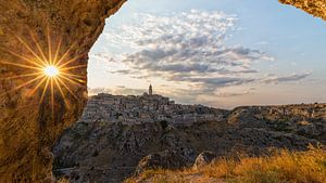 Matera, die schöne Stadt mit Höhlenwohnungen im Sonnenuntergang und Wolken von Mariel Sloots