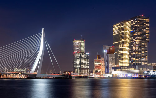 Erasmusbrug en Wilhelminapier bij nacht