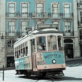 Oude tram in Lissabon van Cindy Schipper