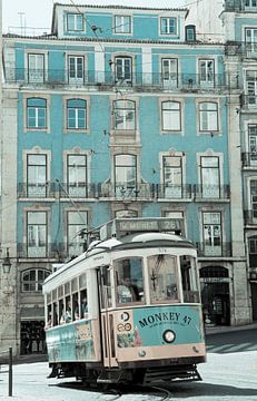 Oude tram in Lissabon van Cindy Schipper