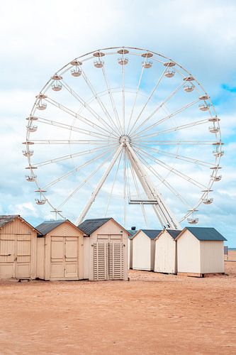 Riesenrad und Strandhütten an der französischen Küste, Normandie l Reisefotografie