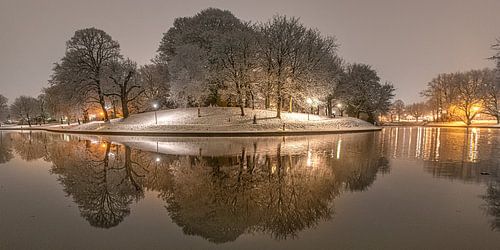 Abendaufnahme des Stadtkanals und Schnee in Leeuwarden
