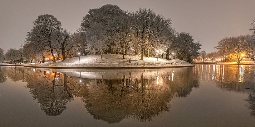 Evening shot of city canal and snow in Leeuwarden by Harrie Muis