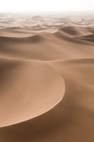 Abstracte zandduin in de Sahara