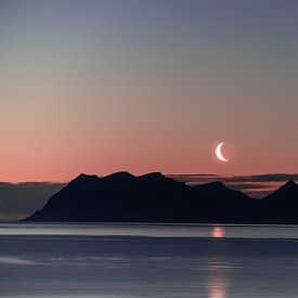 Lune magique au-dessus des montagnes sur Axel Weidner