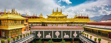 Op het dak van de Jokhang tempel in Lhasa, Tibet van Rietje Bulthuis