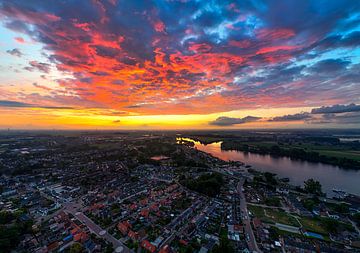 Dramatische zonsondergang boven Kerkdriel en de Maas van Franklin Driessen