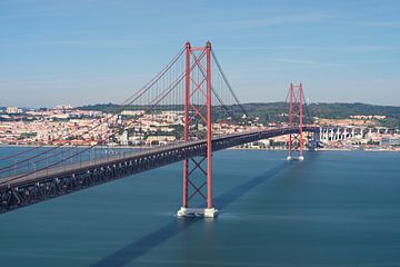 De Ponte de 25 Abril als lange belichting - Mooi Lissabon van Rolf Schnepp