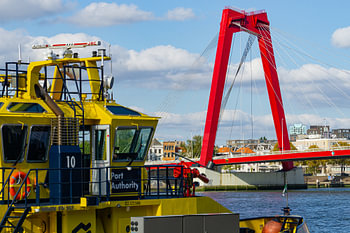 Le patrouilleur Port of Rotterdam Authority et le Willemsbrug.