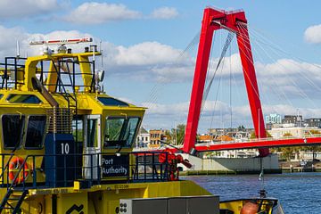 Patrouillevaartuig Havenbedrijf Rotterdam en de Willemsbrug. van Onno Alblas