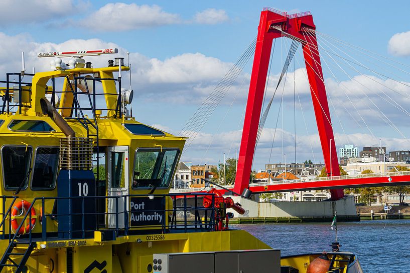 Patrouillenschiff der Rotterdamer Hafenbehörde und der Willemsbrug. von Onno Alblas