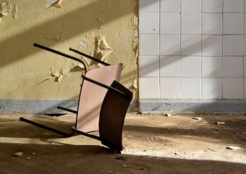 umgestürzter Stuhl in einer verlassenen Kaserne