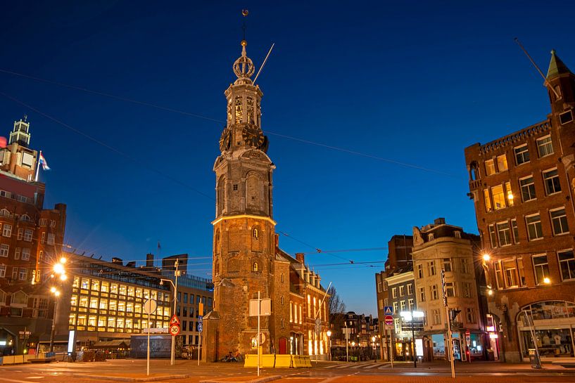 La Tour de la Monnaie à Amsterdam Pays-Bas la nuit par Eye on You