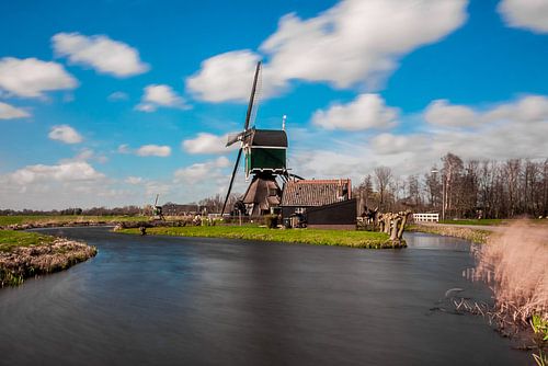 Windmolen Bonrepas onder een snel bewegende wolkenlucht