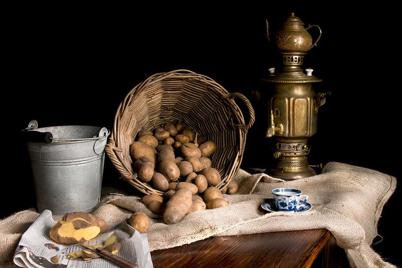 Stilleben mit Messingsamowar und Korbkartoffeln von Marianne van der Zee