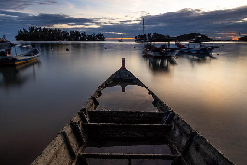 Un vieux bateau de pêche sur l'île de Langkawi (Malaisie). par Claudio Duarte