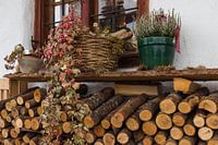 Holzstapel mit Fenster