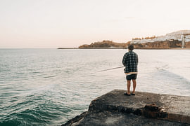 Angler am Meer – Abendstimmung in Portugal von Martin Boose