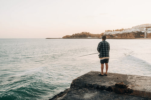 Pêcheur au bord de la mer – Ambiance du soir au Portugal