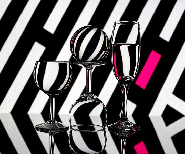 Assiette abstraite avec des verres et un reflet dans l'eau des verres par Jolanda Aalbers
