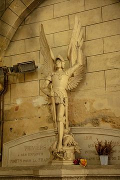 Beeld van Jane de Arc in kerk in Frankrijk als eerste wereld oorlogsmonument