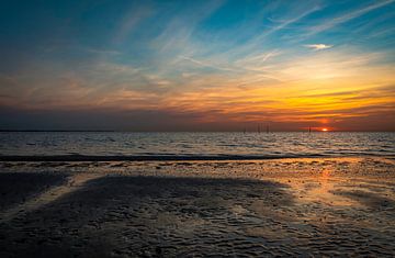 Coucher de soleil sur la plage de Haringvlietdam sur Marjolein van Middelkoop