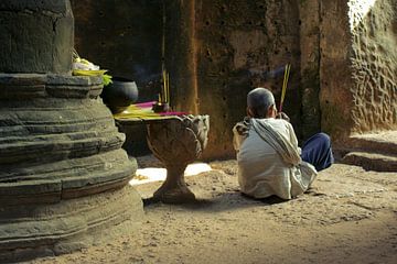 Meditation am Preah Khan Tempel Angkor Wat, Kambodscha von Sven Wildschut