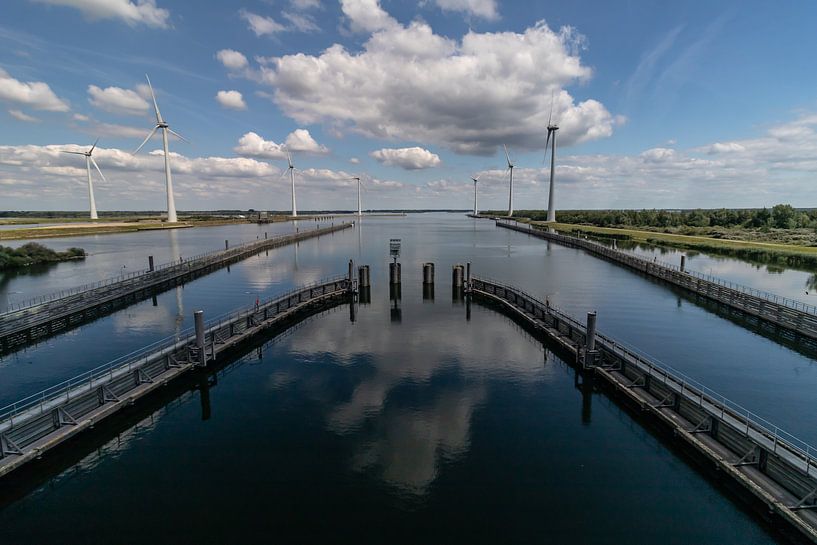Wolken spiegel bij de Kramersluizen (zeeland) van Paul Veen