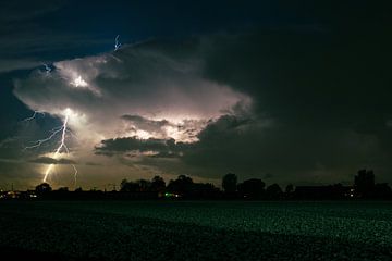 Des éclairs ramifiés à l'extérieur de l'orage sur Menno van der Haven