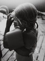 Enfant avec masque | Photographie noir et blanc | Pure, artistique et réelle