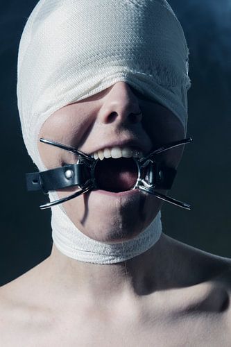 Mooie vrouw met spider gag fetisj masker