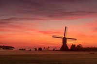 De broekmolen in de vroege mistige ochtend voor  zonsopkomst