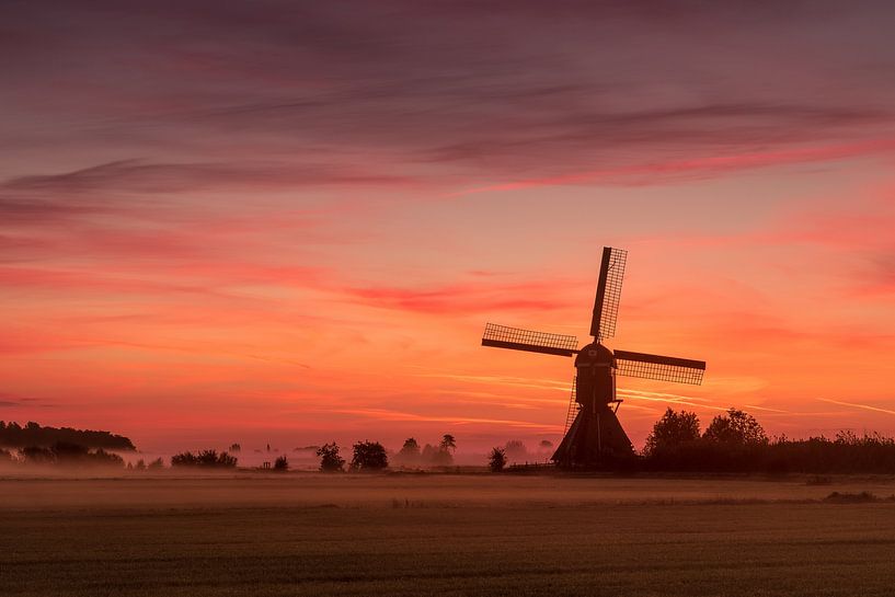 De broekmolen in de vroege mistige ochtend voor  zonsopkomst van Rob Saly
