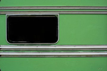 Wohnwagen retro-grün Detail eines Fensters von Blond Beeld