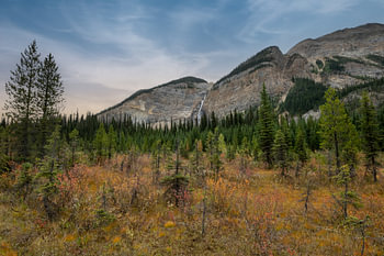 Takakkaw Falls in Herbstfarben