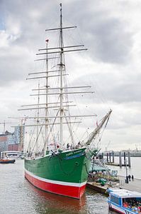 Hamburg - Blick auf ein Segelschiff im Hafen